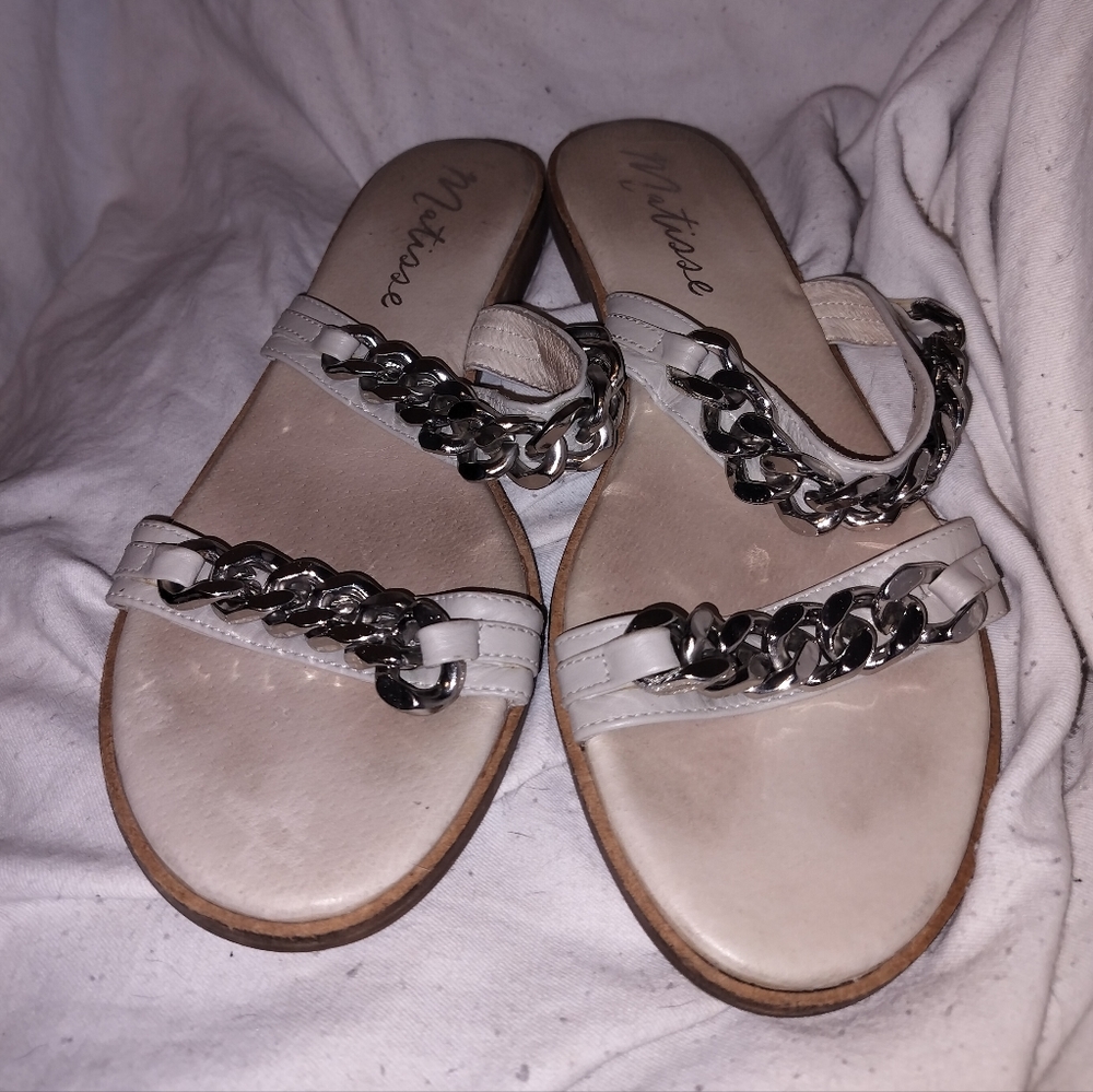 Mattisse Reagon Cream leather chained slides. Sz 9